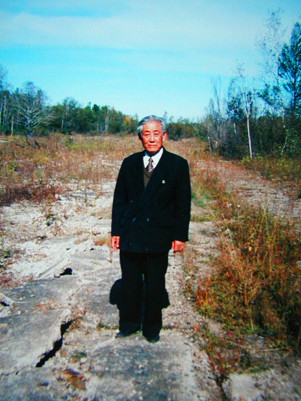 11 2002年王树熙在当年被迫修筑的黑河大成机场，脚下为飞机跑道