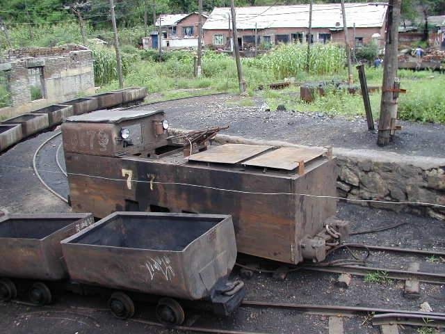 03 本溪湖煤矿运煤用的牵引机车。该类牵引机车与车厢连接的装置易发生脱落，曾造成劳工重大伤亡事故。