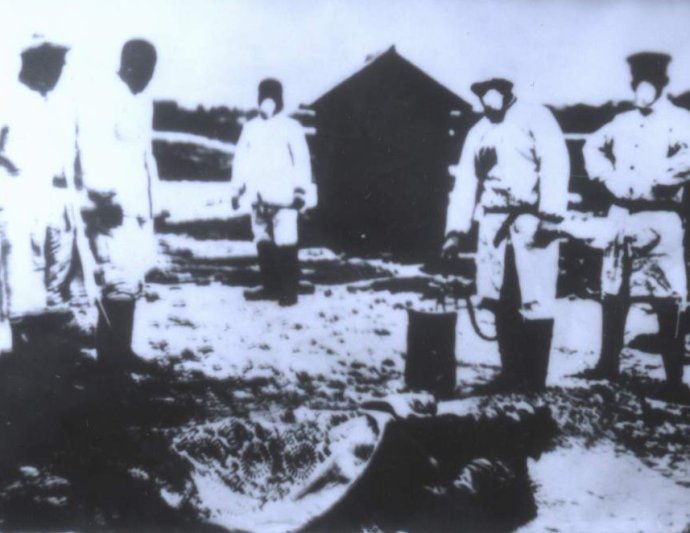 17 1943年抚顺龙凤矿日本人对中国劳工“防疫”过程中，准备将劳工的尸体扔进炼人炉