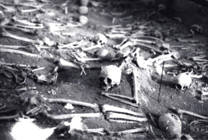 18 孙家湾南山万人坑局部。中间呈现向外爬状的劳工尸骨，生前当是被活埋的。