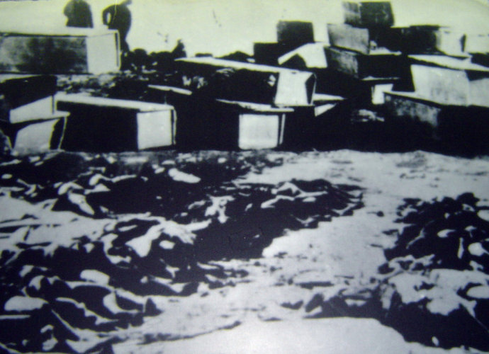 09井陉煤矿准备装运劳工尸体的棺材垛