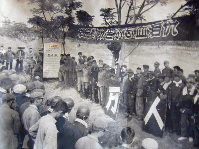 06 20世纪60年代淮南大通矿工人在万人坑前控诉日本侵略者的暴行