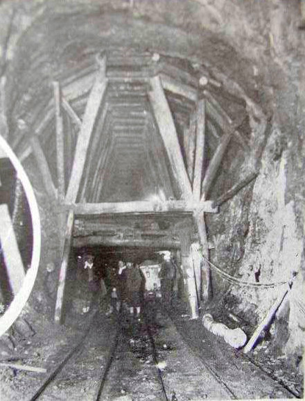 05 修筑铁路隧道作业