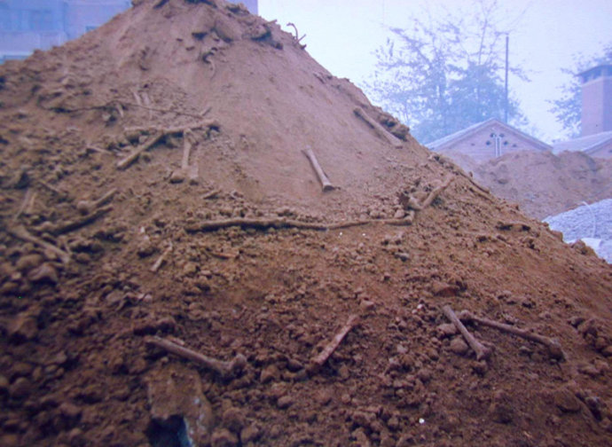2-108 1994年10月在石家庄集中营万人坑遗址处施工时出土的部分死难战俘遗骨