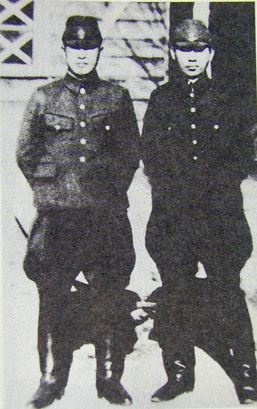 2-75  1944年石门劳工训练所的日本职员藏本厚德（右，日本冈山人）与同僚在华北劳工协会事务所前照