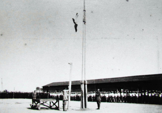 2-76  石家庄劳工集中营的升旗场景