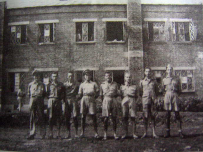 2-91 英美战俘在集中营合影