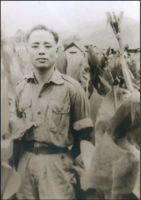 2-991943年8月，施方舟在家乡江苏省吴江县盛泽镇被日军抓捕，该镇有120人同时被抓。随后施方舟等1500余名中国人被送至巴布亚新几内亚服苦役。日本投降后，仅幸存700余人。1947年，在国际红十字会的帮助下，他们回到广州。施方舟是盛泽镇唯一一位幸存回国者。图为施方舟在劳动地巴布亚新几内亚。