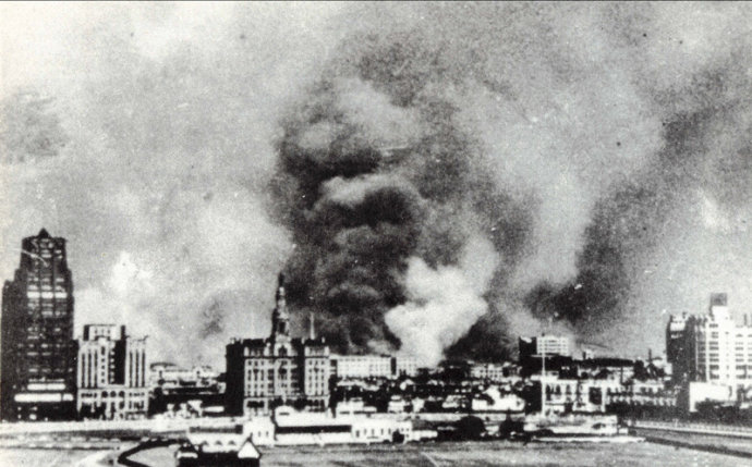1-13   1937年8月，日军轰炸上海。