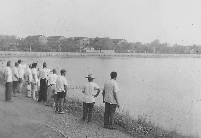 图3  1985年参加座谈会的部分幸存者在坝子窑河边凭吊暴动牺牲的抗日将士。