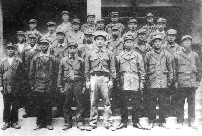 06 日本九州福冈县三井三野矿劳工队一队三班在日军投降后的合影。