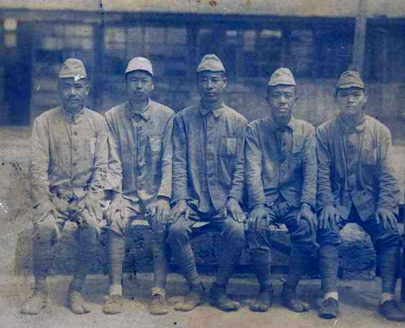 04 被强掳至日本三菱矿业株式会社饭冢矿业所的中国劳工刘锦波（左2），在日本投降后与难友在当地的合影。