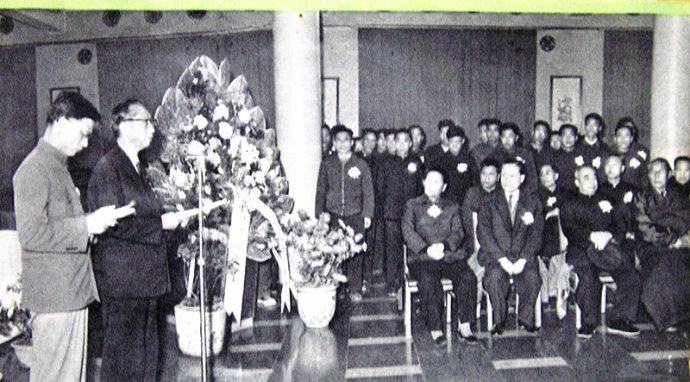 12、1964年11月，以黑田寿男为首的送还中国劳工遗骨的日本代表团到达北京。图为黑田寿男团长在遗骨交接仪式上发表讲话。