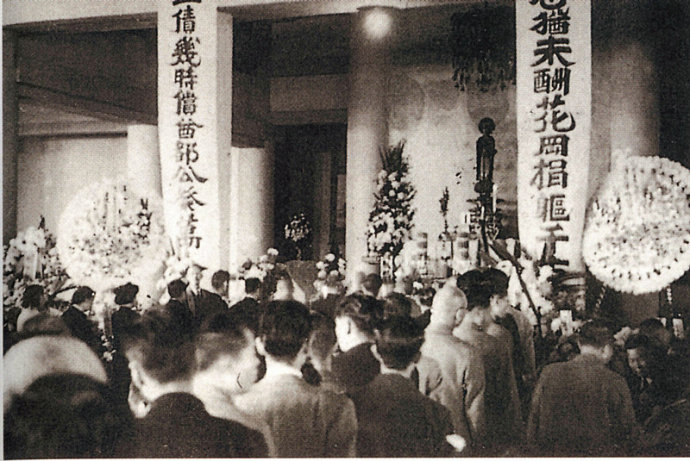 01 1950年11月1日，旅日华侨总会在日中友协、日本宗教团体协助下，在东京浅草本愿寺为花冈殉难者举行战后首次追悼大会。这样的追悼大会以后每年都举行。