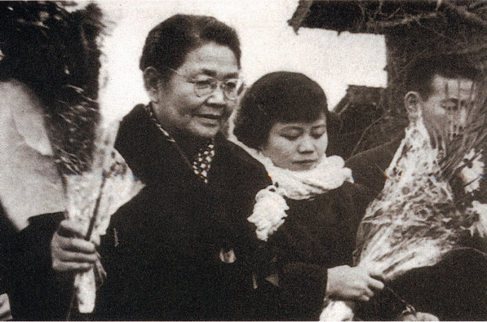03 1954年和1957年，以李德全团长、廖承志副团长为首的中国红十字会代表团两次访问日本，参加了1954年11月2日在东京本愿寺举行的联合追悼大会；1957年12月11日，他们亲赴花冈，向殉难劳工献花悼念。