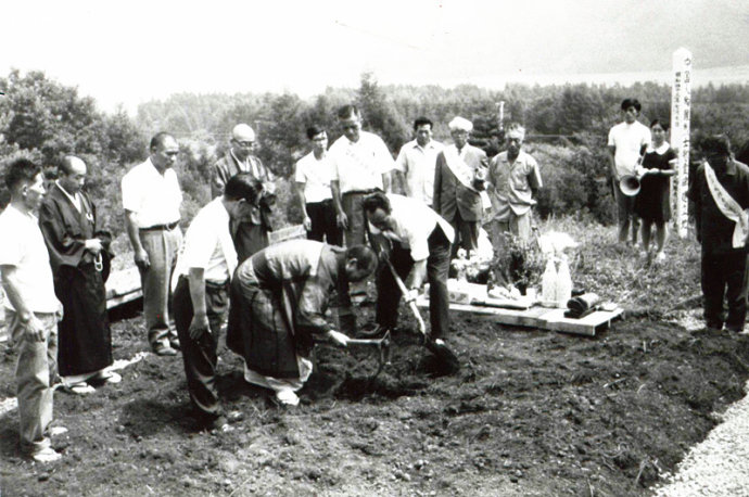 10  1970年7月，中归联破土动工修建中国人殉难烈士慰灵碑。2