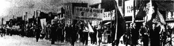 02 1952年开始，大馆市将“花冈暴动”的6月30日定为“和平纪念日”，坚持每年为死难中国劳工举行“慰灵仪式”和不同形式的纪念活动。图为1953年4月1日，日本东京各界人士举行悼念花冈受难者的游行和追悼仪式。