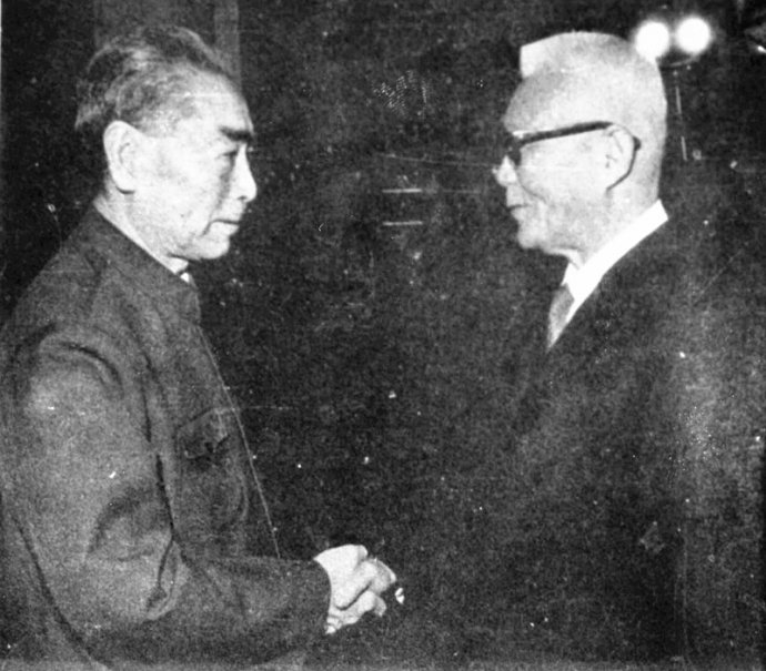 17  中归联会长藤田茂生前三次率团访华，致力于日中和平友好事业。这是1972年周恩来总理在人民大会堂会见藤田茂。