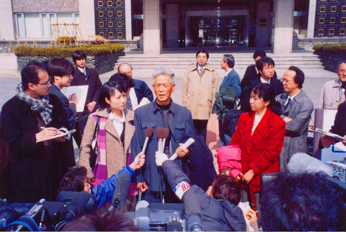 12、 2004年4月23日，劳工赵宗仁在北海道扎幌地方法院门前对扎幌地方法院的判决表示抗议 （图12--291）