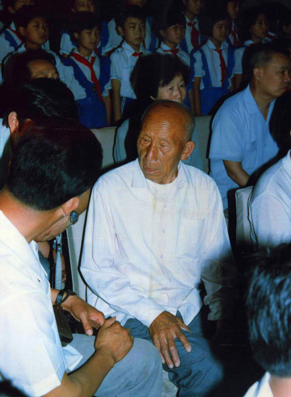06   1993年刘连仁在参观抗日战争纪念馆时向年轻一代讲述自己的苦难经历。