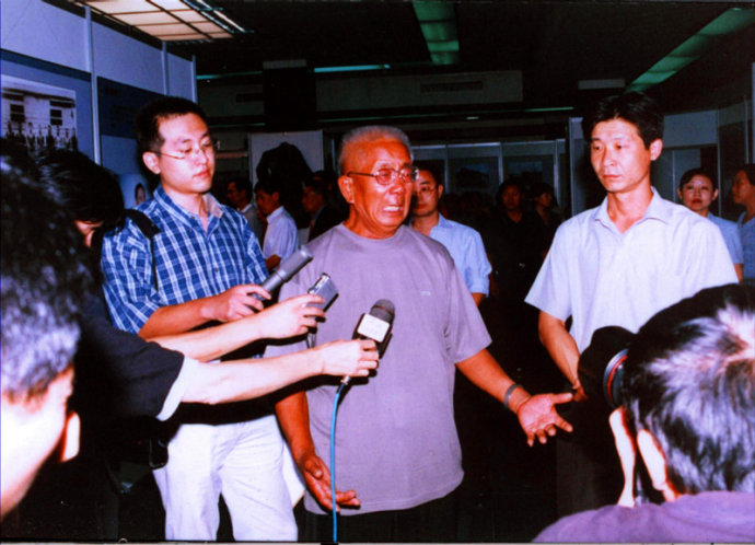 11   在劳工展览中，阜新劳工幸存者张顺廷控诉日本残害劳工罪行