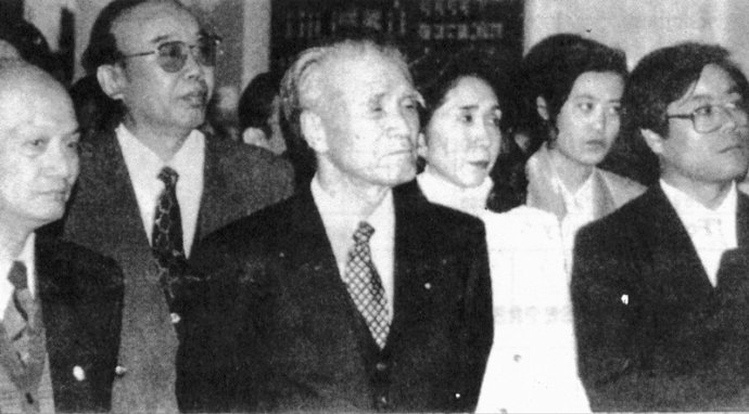 19     1995年5月，日本首相村山富市在访华期间参观中国人民抗日战争纪念馆