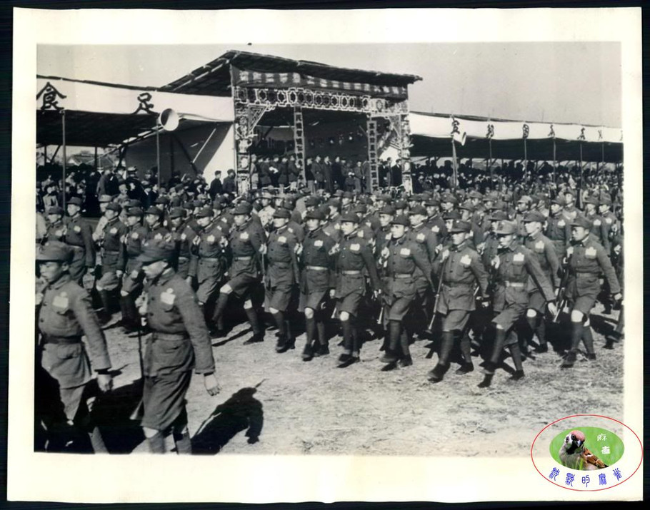 1936年，上海民兵受检阅，备战抗日。