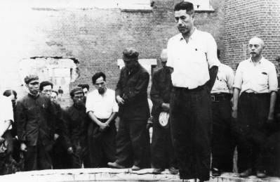 战犯在长春731细菌部队100炼人炉残迹前谢罪。（抚顺战犯管理所提供）