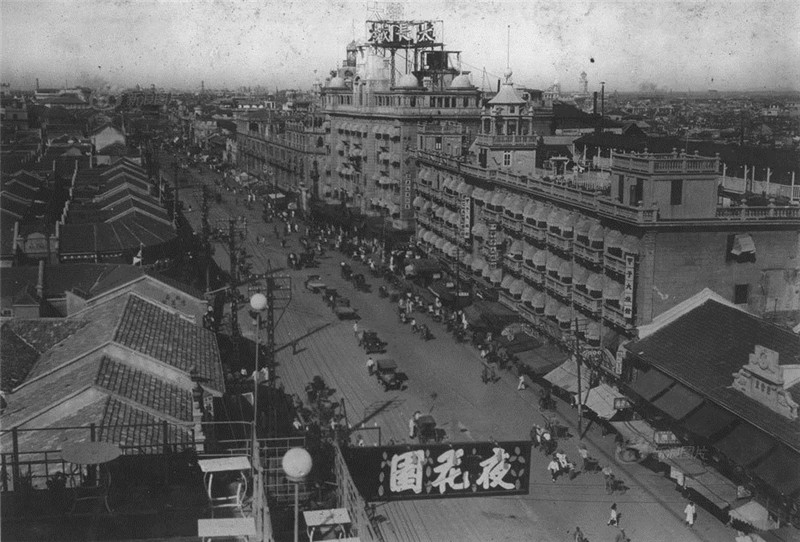汉口在1861年被开辟为通商口岸。1938年10月25日，中国军队弃守武汉。10月26日日军占领武昌、汉口，27日占领汉阳。图为上世纪20年代汉口街头的西式建筑。