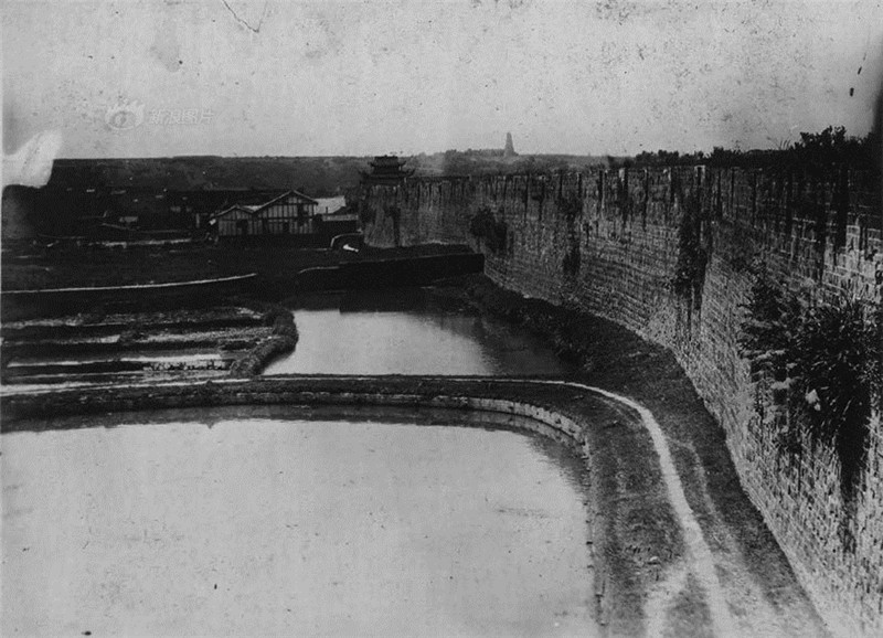 1944年6月17日，湘潭县城沦陷。图为上世纪30年代的湘潭县城城墙。