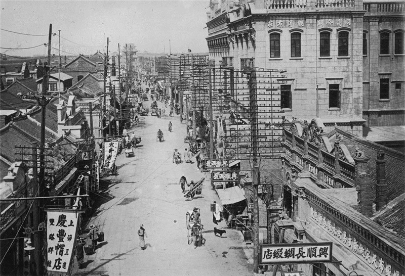 图为上世纪20年代奉天四平街街景。
