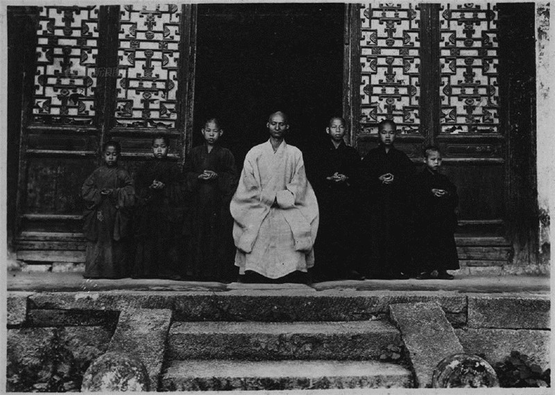 图为上世纪30年代湖南衡阳福严寺的僧人。