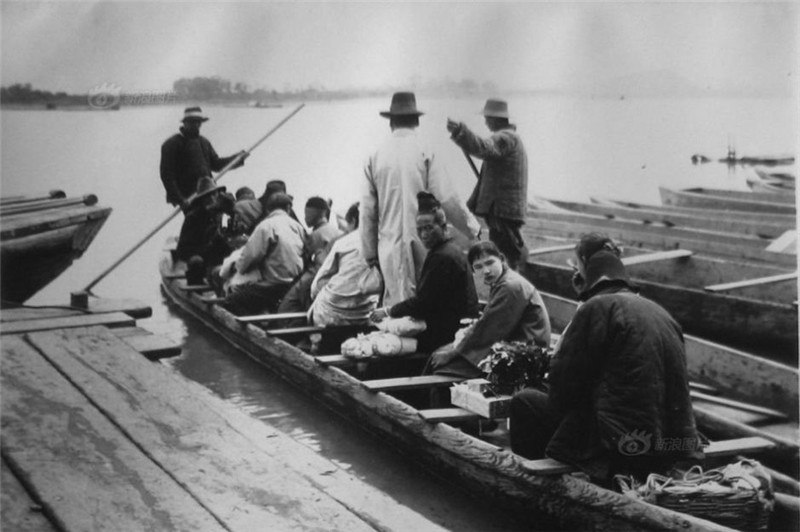 图为上世纪30年代的吉林市，松花江畔乘船的人们。