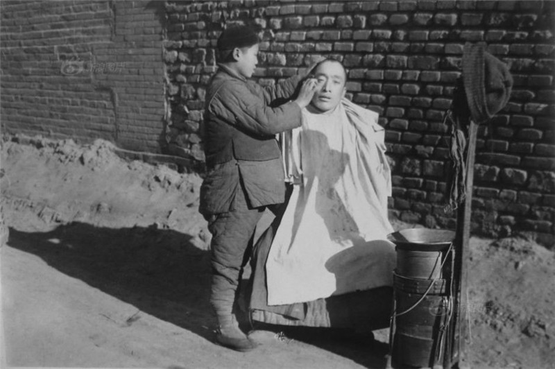 图为20世纪20年代满洲街头的剃头匠。