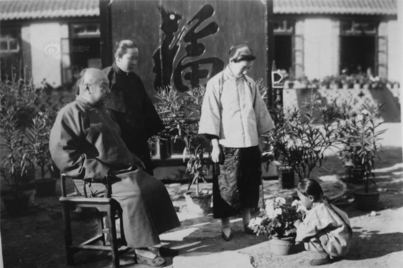 图为日本摄影师拍摄的上世纪20年代，满洲地区的富裕家庭。