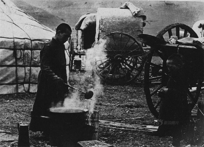 图为上世纪30年代兴安北省地区的牧民在蒙古包外做饭。