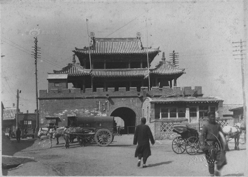图为上世纪30年代锦州省义县中央十字街鼓楼。