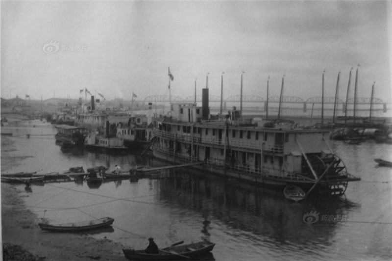 图为上世纪20年代哈尔滨的轮船。