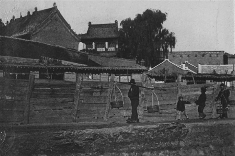 图为上世纪20年代的外蒙库伦湖地区的牧民。