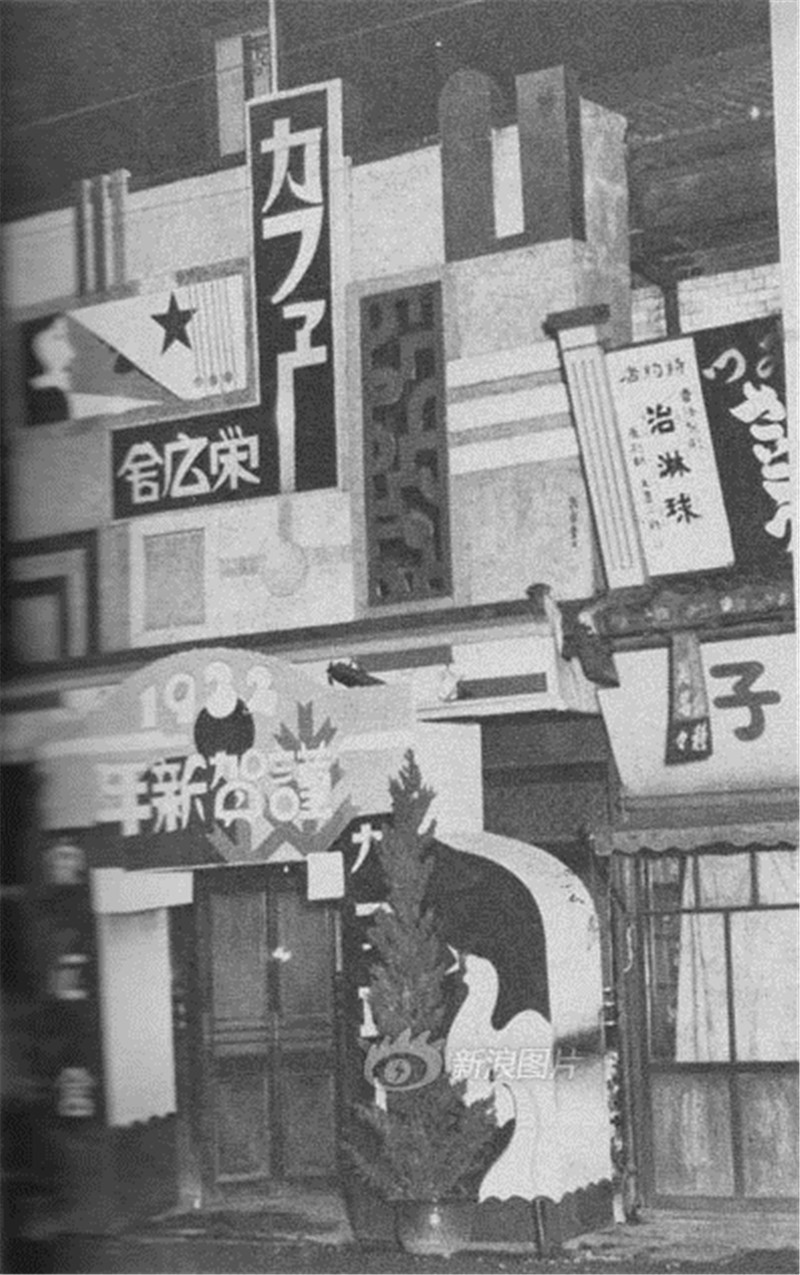 【1933】从中国获得的财富和市场，让日本本土产生了一种畸形的繁荣。那个时代的日本人，大多因此对侵略政策有一份切身的好感。图为1933年日本街头。