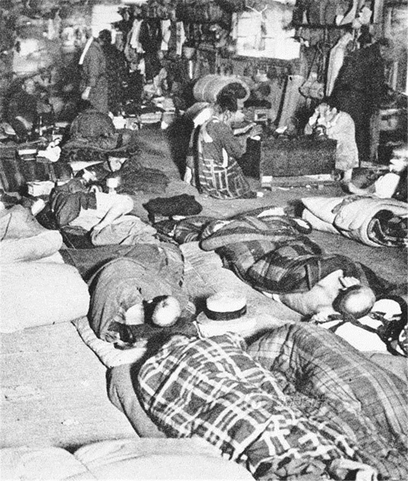 【1932】经济不景气给日本带来了大量失业。这些失业者，也正是极好极方便的侵略军兵源。图为1932年日本国内的失业者。