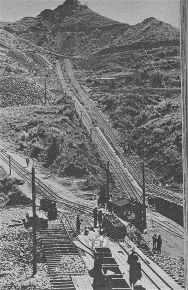 【1934】从中国掠夺的矿产、农业产品等成了那个时代日本发展的基础。弓长岭铁矿日本工人的工资是中国人的二十倍。图为1934年日本方面控制的弓长岭铁矿。