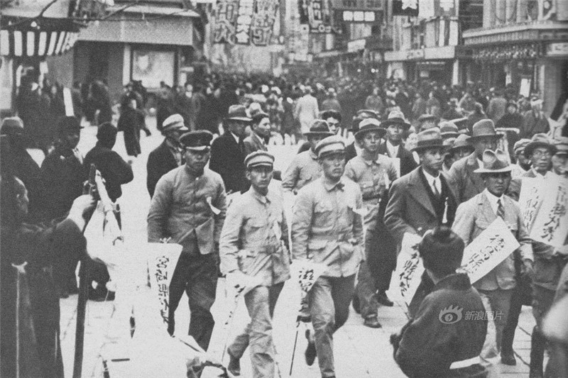【1935】1935年日本东京最繁华的银座，百姓在匆忙赶去看电影，他们甚至没有注意到，自己身边军服是越来越多了。