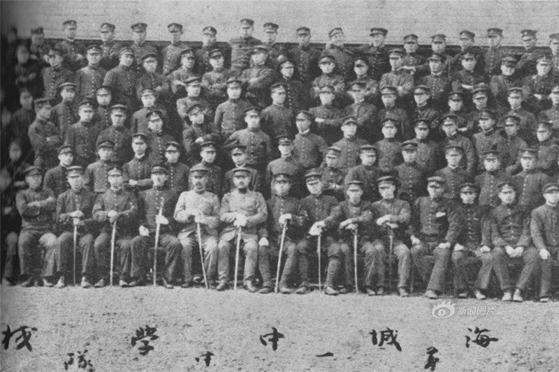 【1936】1936年，日本在中国东北伪满境内建立的中学——海城中学毕业式，柱着军刀的军官坐在主位，似乎预示着此时的学校，已经成为日本发动侵略的预备役基地。