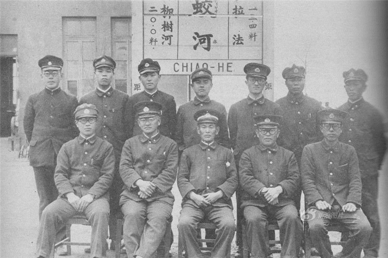 【1935】从侵占东北尝到了甜头，日本三十年代前期的毕业生中，第一流的都分配到中国东北，协助关东军控制这片黑土地。这是1935年从日本本土赶到中国东北的日本毕业生，他们后来都成为满铁的职员。