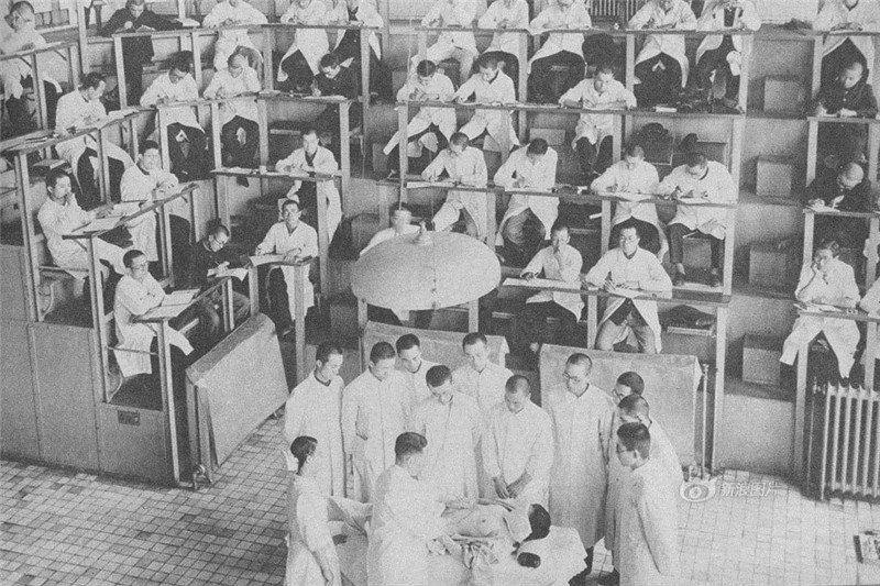 【1935】为了未来的战争，帝国需要更迅速地培养出外科医生，于是医师的培养采用了不正常的方法。为了让更多学生能够亲眼观看手术的经过，卫生问题被忽略了，接受免费医疗的女性可能不知道，自己的手术过程也成了帝国培训人员的资源之一。