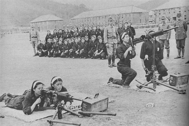 【1937】林铣十郎内阁成立后，日本军国主义化的进程大大加快，这是1937年2月大阪的女学生们在接受军事训练，缝补和服的双手端起了重机枪，不是为了保家卫国，而是为了侵略征服和杀戮的荣誉。