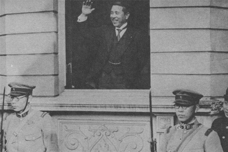 【1936】二二六兵变后接任首相的是广田弘毅。意气风发的新首相亮相画面，背景却是两名持枪荷弹的士兵，标志着这个首相仅仅是军国主义的一个点缀。或者说他自己就是军国主义的一部分。
