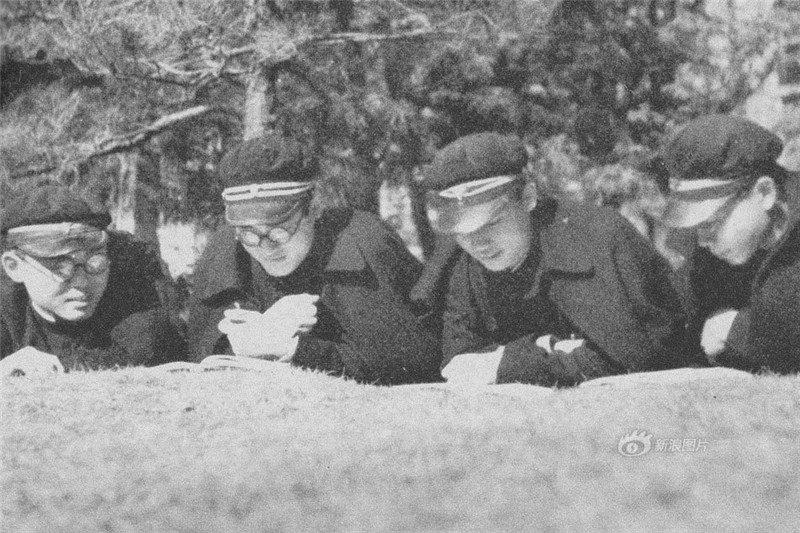 【1935】1935年四名日本学生的合影，最右侧的山田在战争中被打死。其他三人，战后经过自身努力都取得了很好的成功。