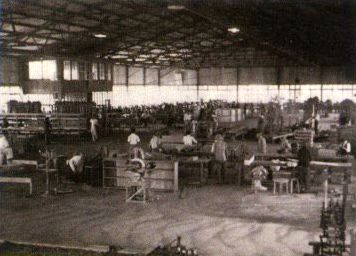 飞机制造厂生产车间。